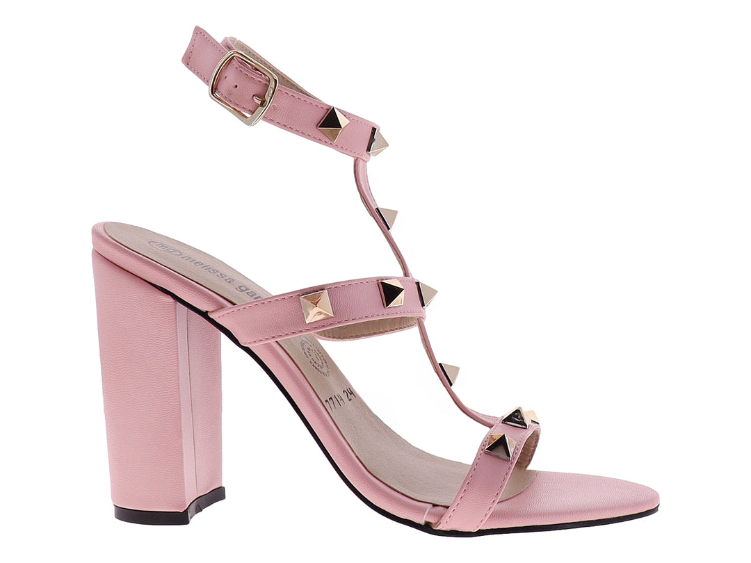 Sandalia de tacón grueso color rosa paraíso con adornos de estoperoles dorados y correa ajustable al tobillo.