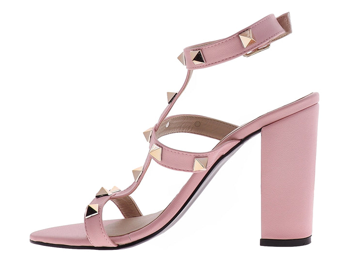 Sandalia de tacón grueso color rosa paraíso con adornos de estoperoles dorados y correa ajustable al tobillo.