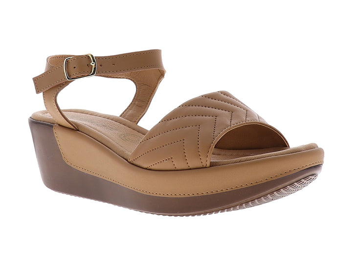Sandalia de plataforma color beige con correa de diseño zigzag acolchado y hebilla dorada.