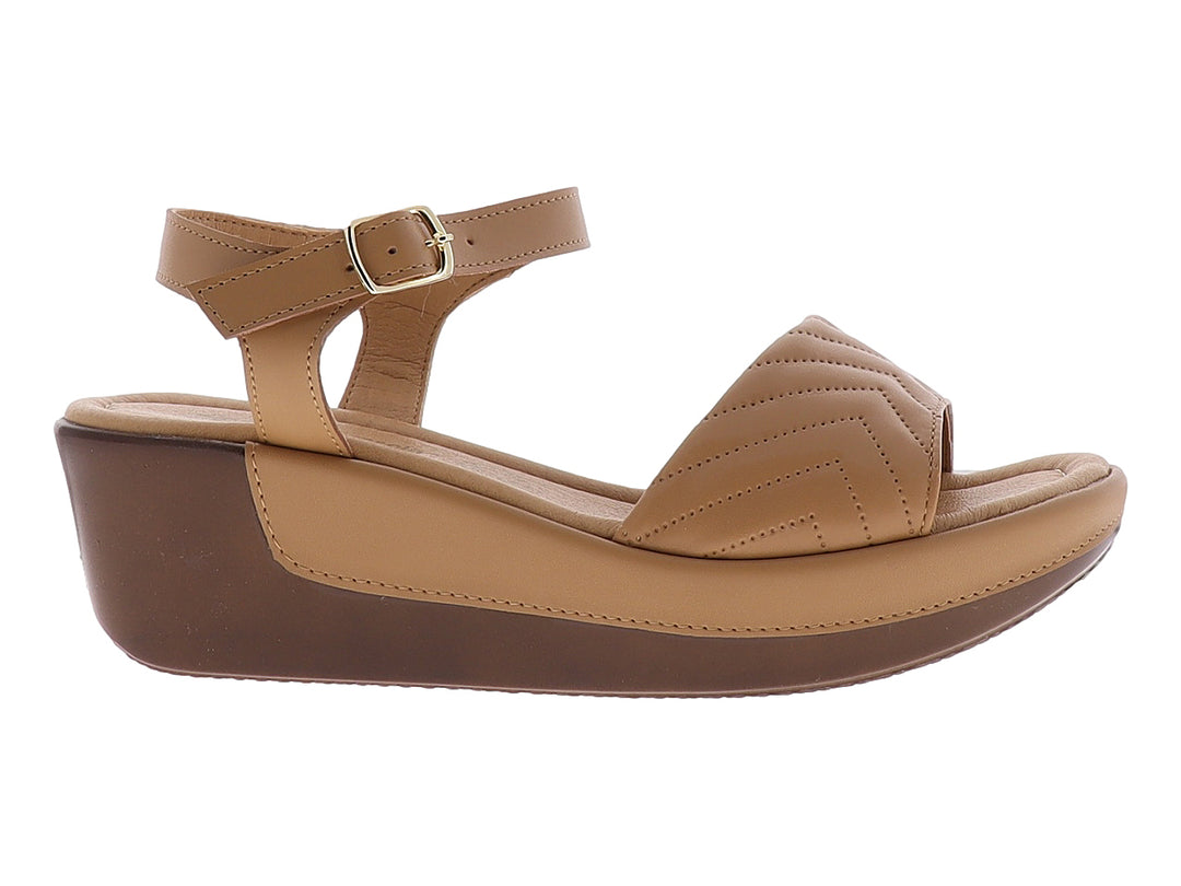 Sandalia de plataforma color beige con correa de diseño zigzag acolchado y hebilla dorada.