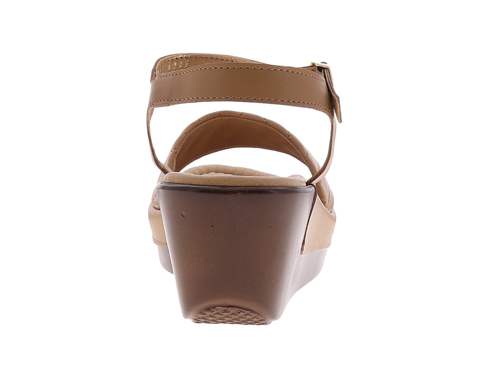 Sandalia de plataforma color beige con correa de diseño zigzag acolchado y hebilla dorada.