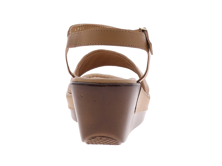 Sandalia de plataforma color beige con correa de diseño zigzag acolchado y hebilla dorada.