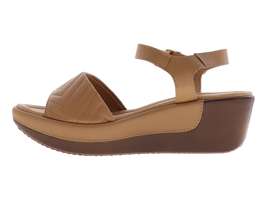 Sandalia de plataforma color beige con correa de diseño zigzag acolchado y hebilla dorada.