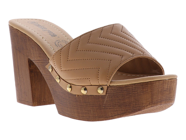 Sandalia de plataforma color sandalo con diseño acolchado en zigzag y tacón efecto madera con detalles dorados.