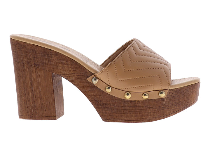 Sandalia de plataforma color sandalo con diseño acolchado en zigzag y tacón efecto madera con detalles dorados.
