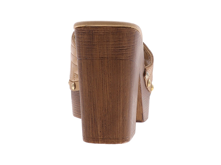 Sandalia de plataforma color sandalo con diseño acolchado en zigzag y tacón efecto madera con detalles dorados.