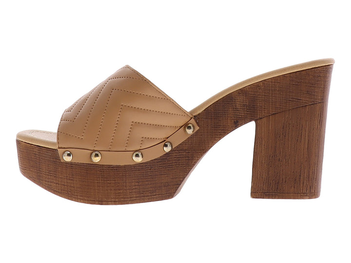 Sandalia de plataforma color sandalo con diseño acolchado en zigzag y tacón efecto madera con detalles dorados.