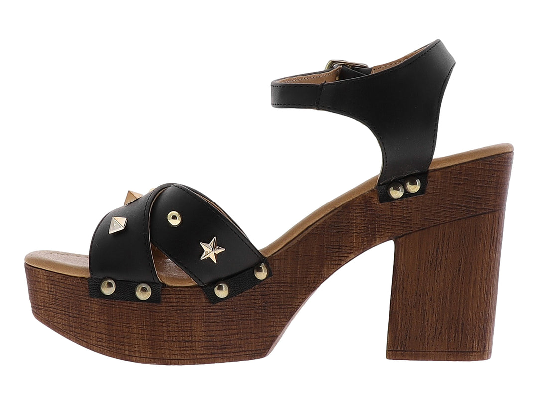 Sandalia negra para mujer con plataforma y tacón marrón, decorada con estrellas doradas y correa al tobillo.