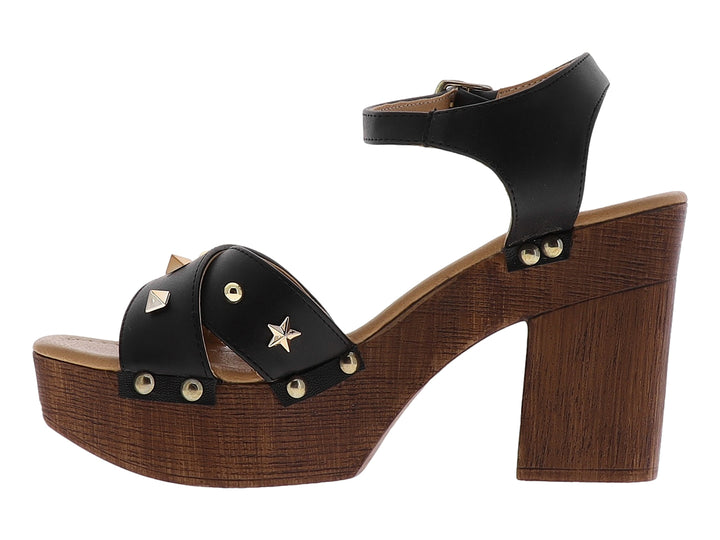 Sandalia negra para mujer con plataforma y tacón marrón, decorada con estrellas doradas y correa al tobillo.