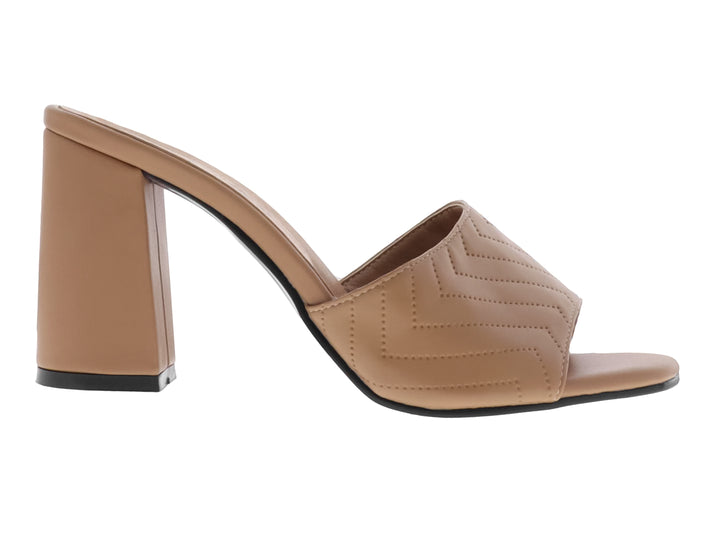 Sandalia color sándalo para mujer con tacón cuadrado y diseño acolchado en zigzag sobre el empeine.
