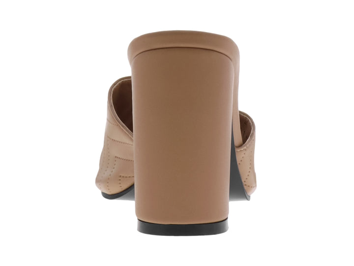 Sandalia color sándalo para mujer con tacón cuadrado y diseño acolchado en zigzag sobre el empeine.