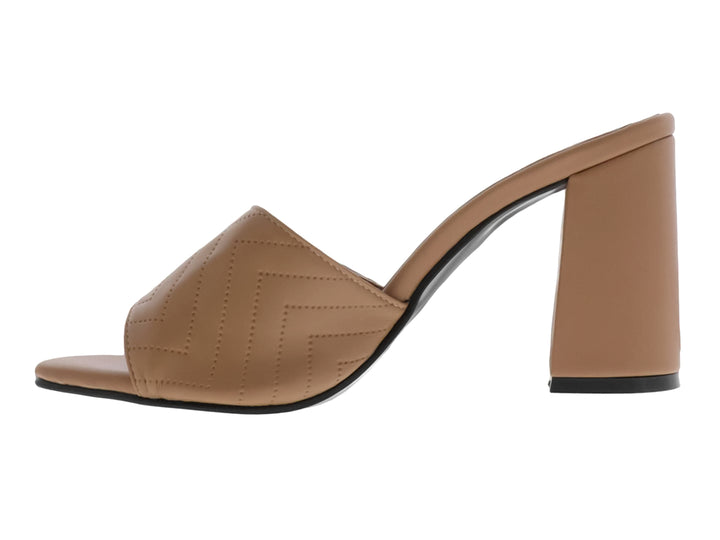 Sandalia color sándalo para mujer con tacón cuadrado y diseño acolchado en zigzag sobre el empeine.