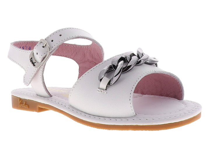 Sandalia blanca para niña con detalle de cadena plateada y suela color miel.
