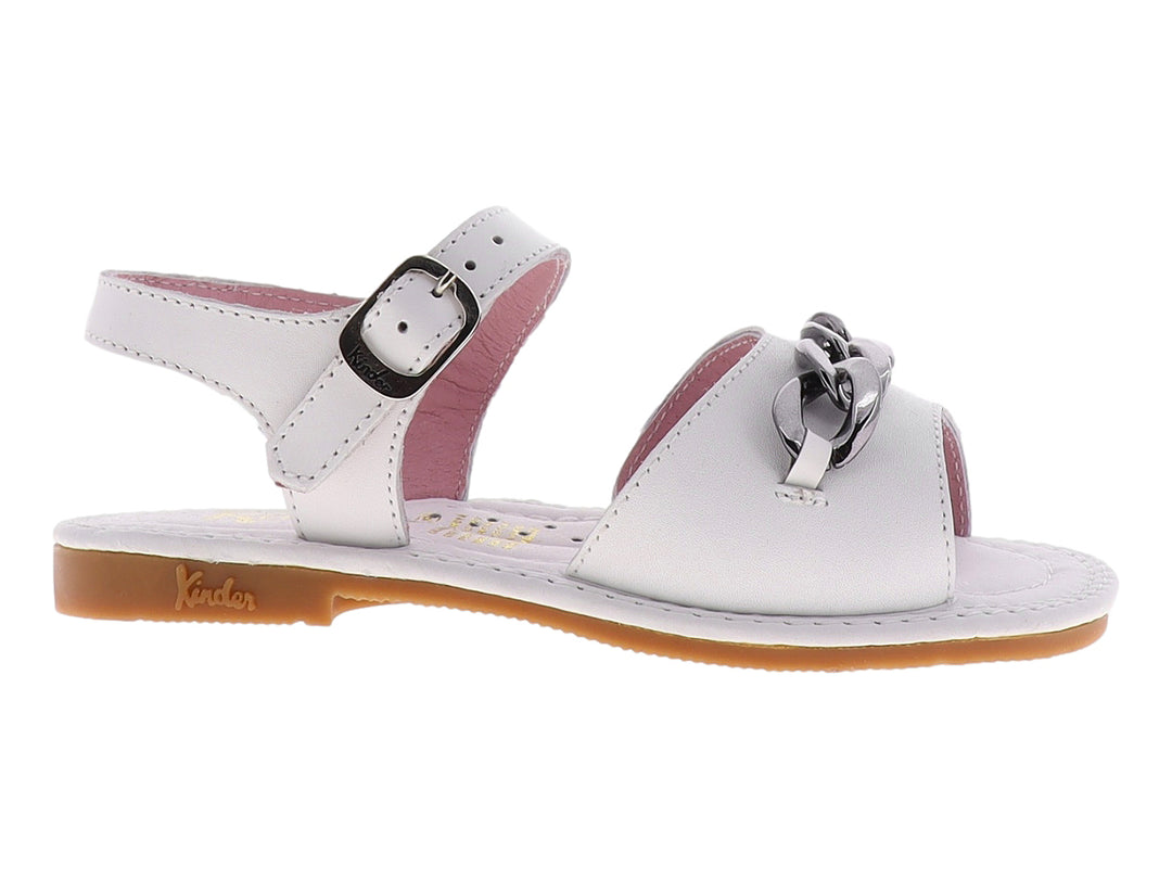 Sandalia blanca para niña con detalle de cadena plateada y suela color miel.