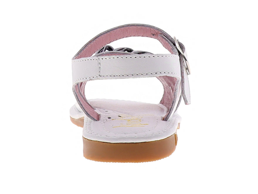 Sandalia blanca para niña con detalle de cadena plateada y suela color miel.