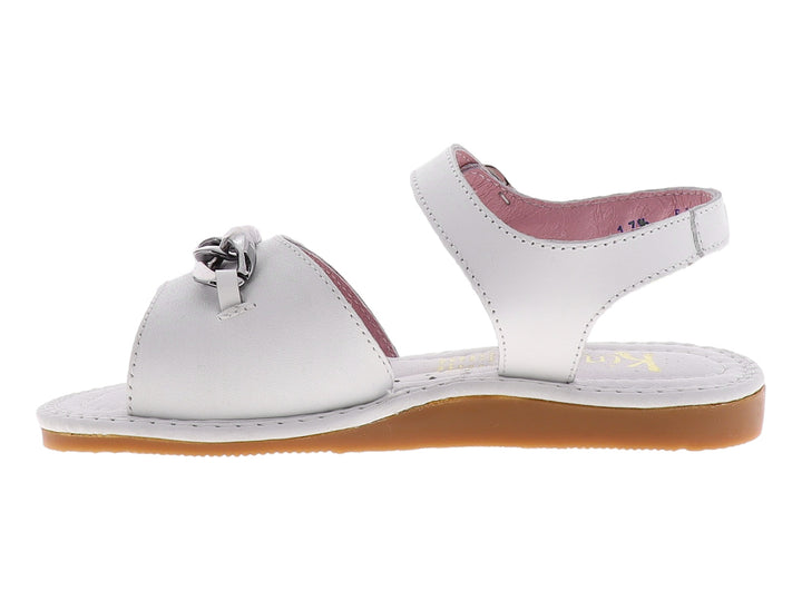 Sandalia blanca para niña con detalle de cadena plateada y suela color miel.