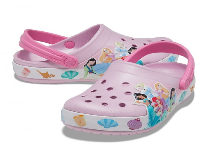Zuecos Crocs color rosa con diseños de Princesas Disney para niña.