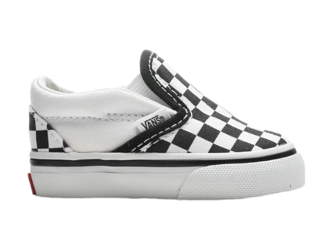 Zapato VANS Classic Slip On para niño con estampado de cuadros blancos y negros y suela blanca.