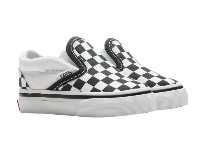 Zapato VANS Classic Slip On para niño con estampado de cuadros blancos y negros y suela blanca.