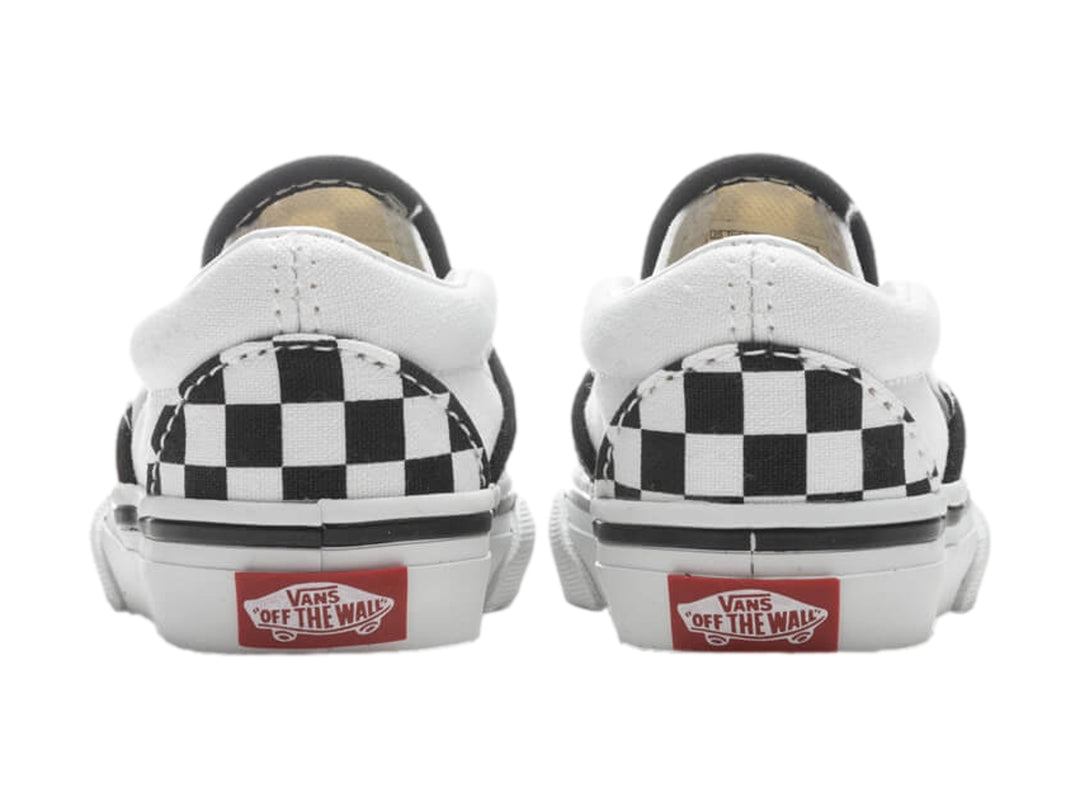 Zapato VANS Classic Slip On para niño con estampado de cuadros blancos y negros y suela blanca.