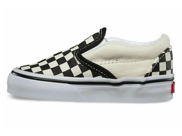 Zapato VANS Classic Slip On para niño con estampado de cuadros blancos y negros y suela blanca.