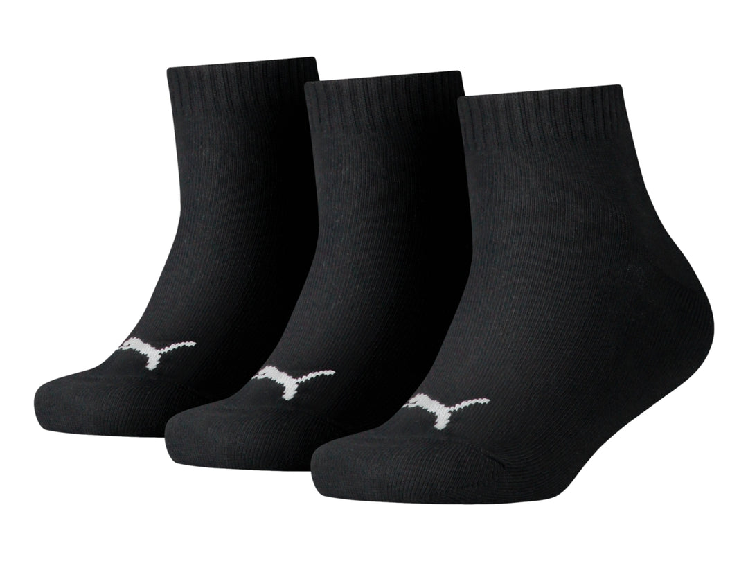 Paquete de tres pares de calcetines Puma color negro estilo quarter para niños con logotipo blanco en el empeine.