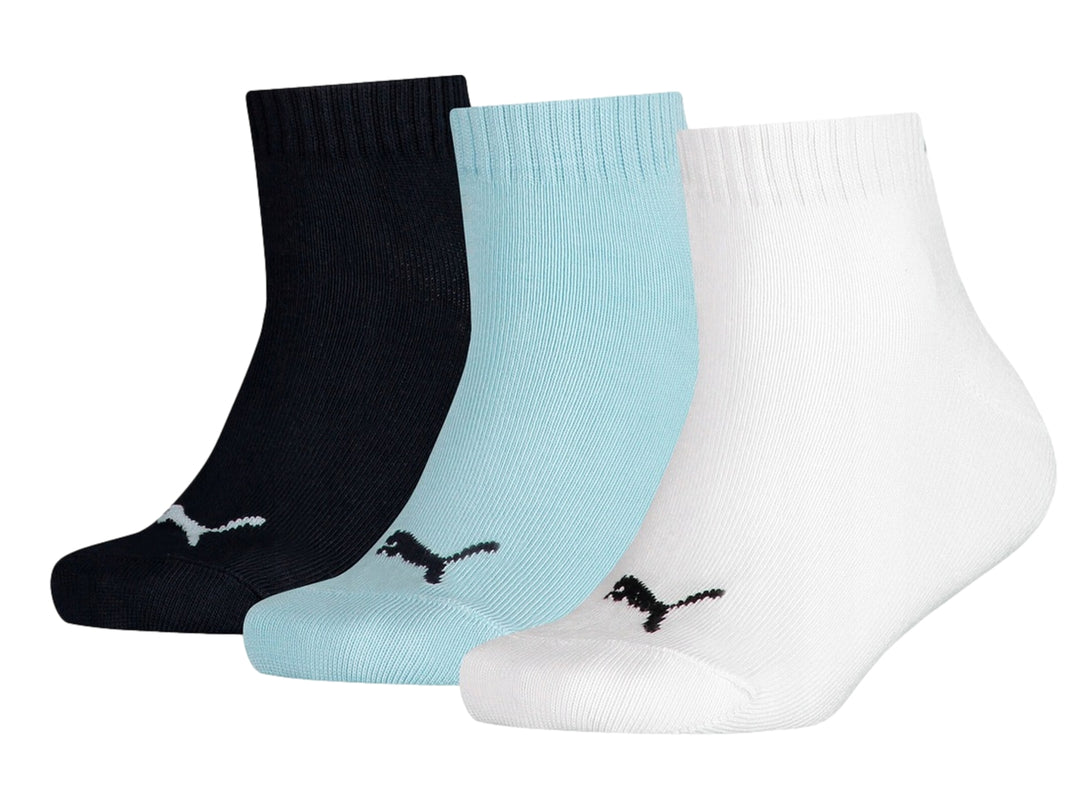 Paquete de tres pares de calcetines PUMA para niño en colores negro, azul claro y blanco.