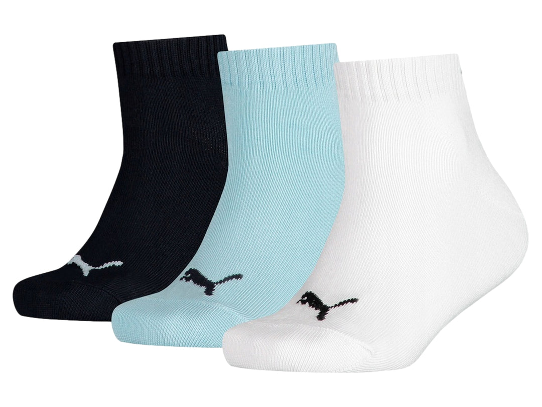 Pack de tres pares de calcetines PUMA en colores negro, azul claro y blanco para adolescentes.