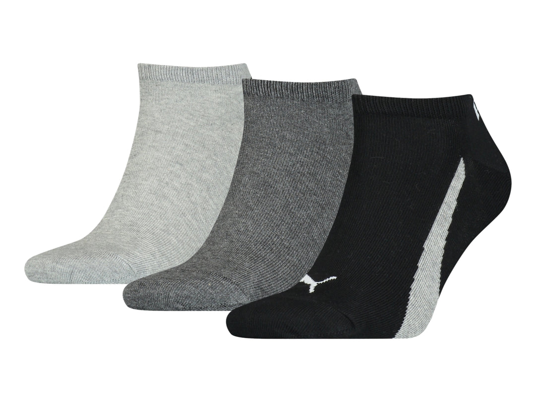 Paquete de tres pares de calcetines PUMA en colores negro, gris oscuro y gris claro.