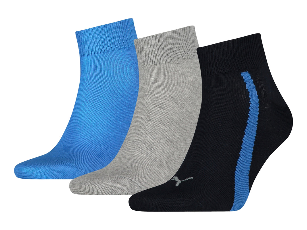 Pack de tres pares de calcetines PUMA estilo quarter en colores azul, gris y negro.