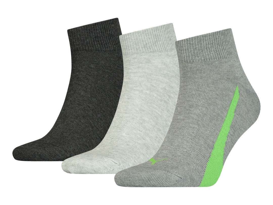 Pack de tres pares de calcetines PUMA en colores negro, blanco y gris con una franja verde.