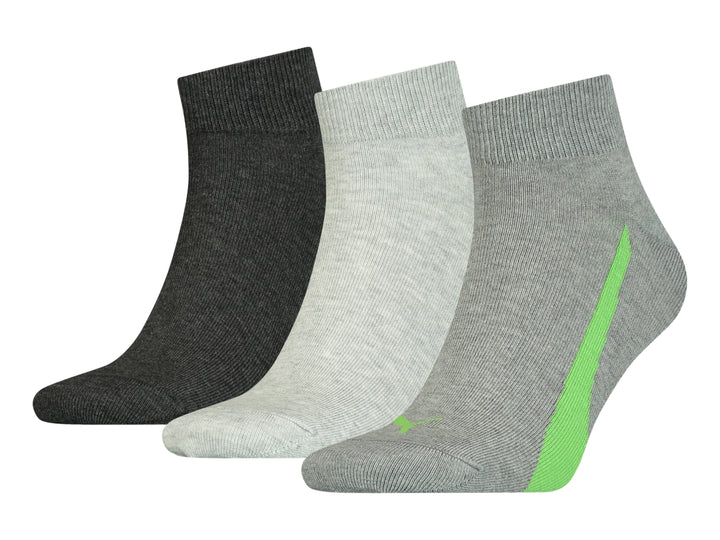 Pack de tres pares de calcetines PUMA en colores negro, blanco y gris con una franja verde.