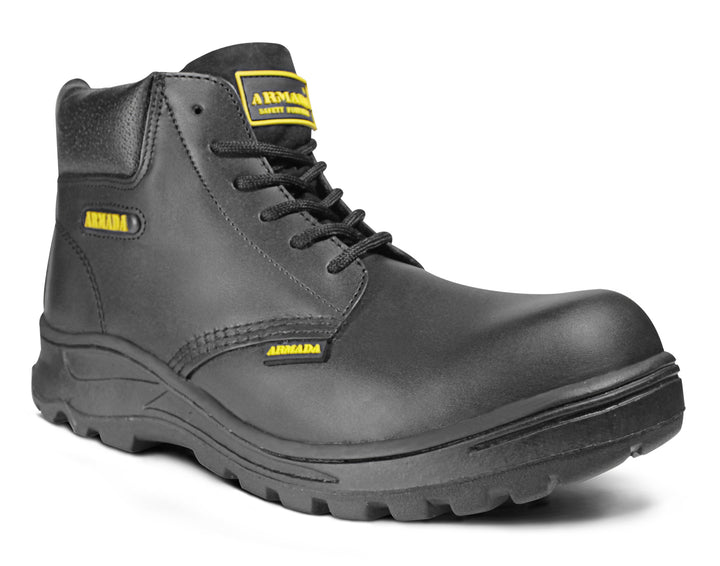 Bota de seguridad ARMADA en color negro, fabricada en cuero napa con cordones y suela robusta.