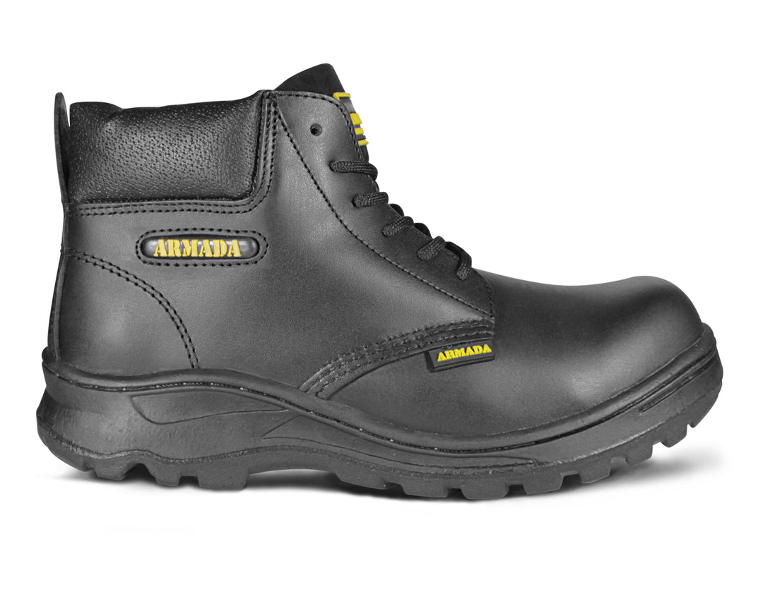Bota de seguridad ARMADA en color negro, fabricada en cuero napa con cordones y suela robusta.
