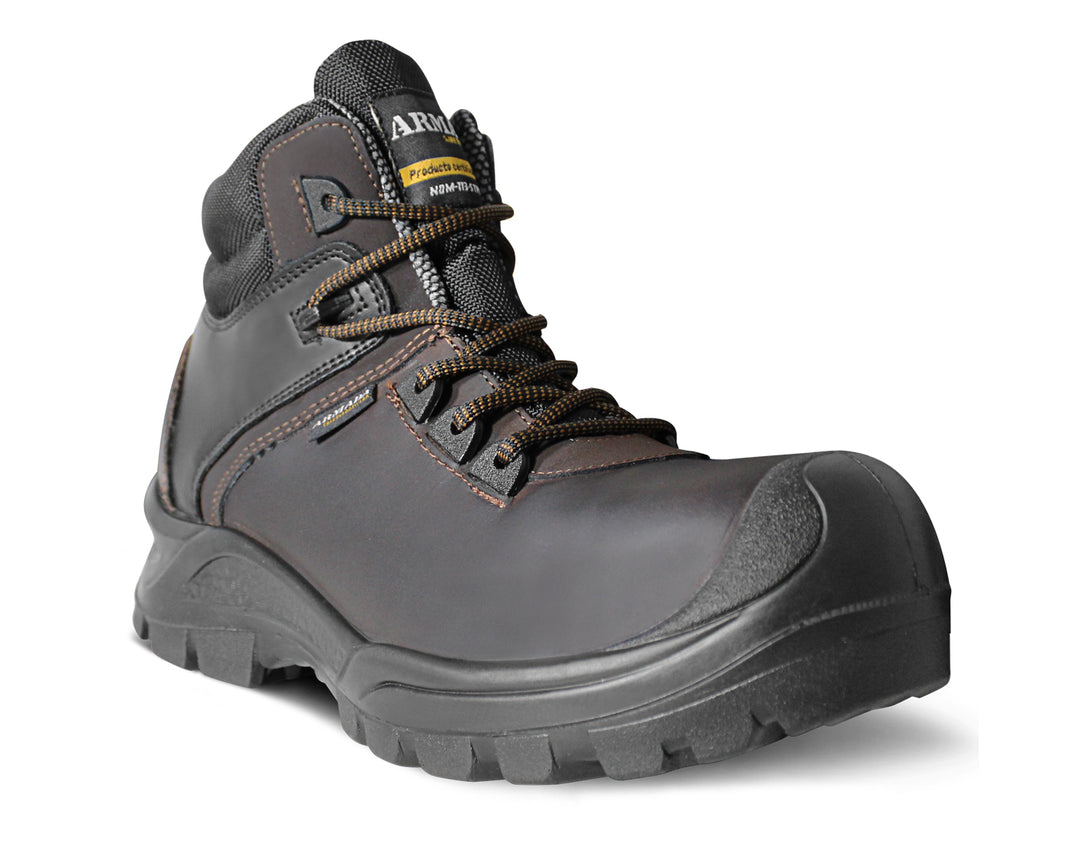 Botas de seguridad ARMADA color café para hombre con punta reforzada y suela robusta.