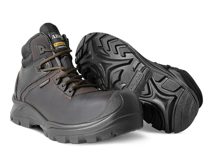 Botas de seguridad ARMADA color café para hombre con punta reforzada y suela robusta.