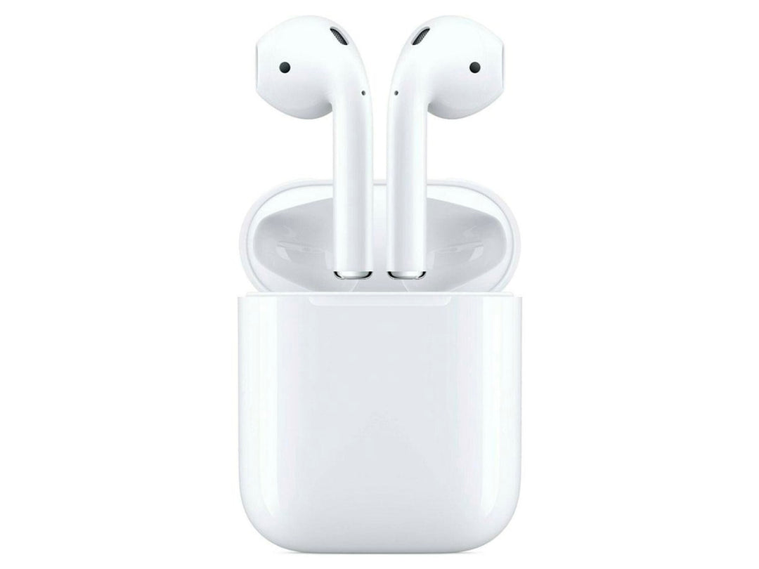 Audífonos Apple de segunda generación color blanco con su estuche de carga sobre fondo blanco.
