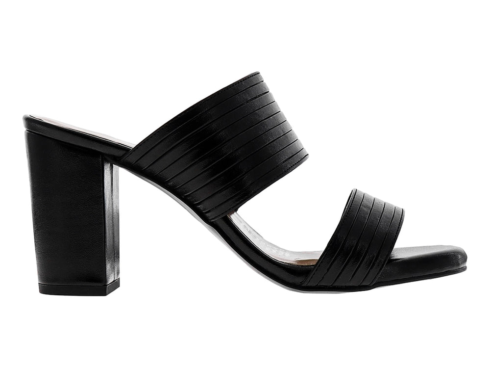 Sandalia negra de tacón cuadrado y tiras anchas para mujer.