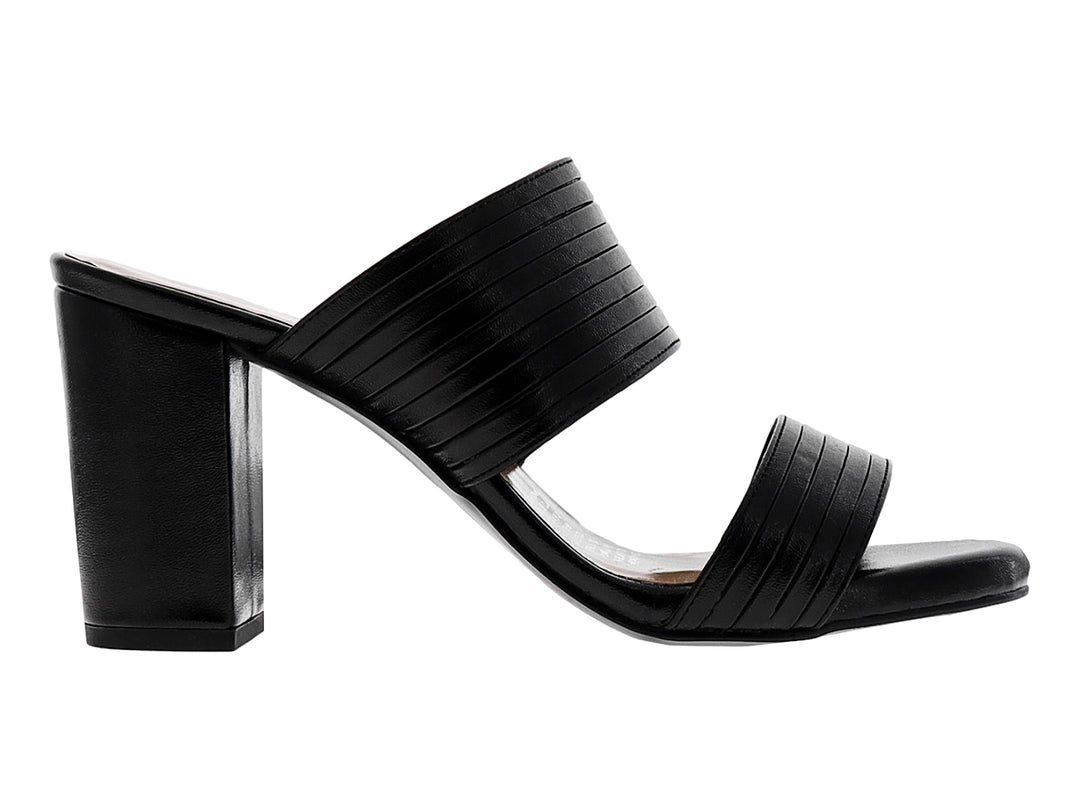 Sandalia negra de tacón cuadrado y tiras anchas para mujer.