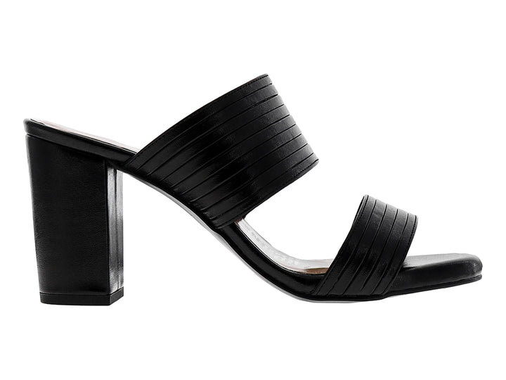 Sandalia negra de tacón cuadrado y tiras anchas para mujer.