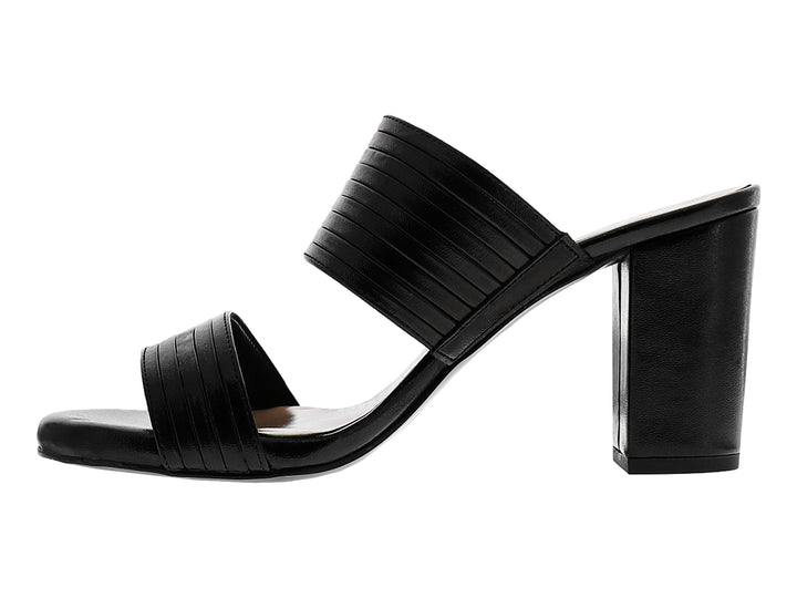 Sandalia negra de tacón cuadrado y tiras anchas para mujer.