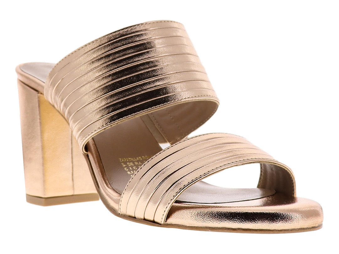 Sandalia de mujer en color oro rosado con tacón cuadrado y tiras anchas brillantes.