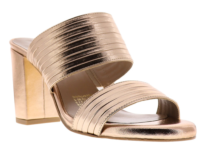 Sandalia de mujer en color oro rosado con tacón cuadrado y tiras anchas brillantes.