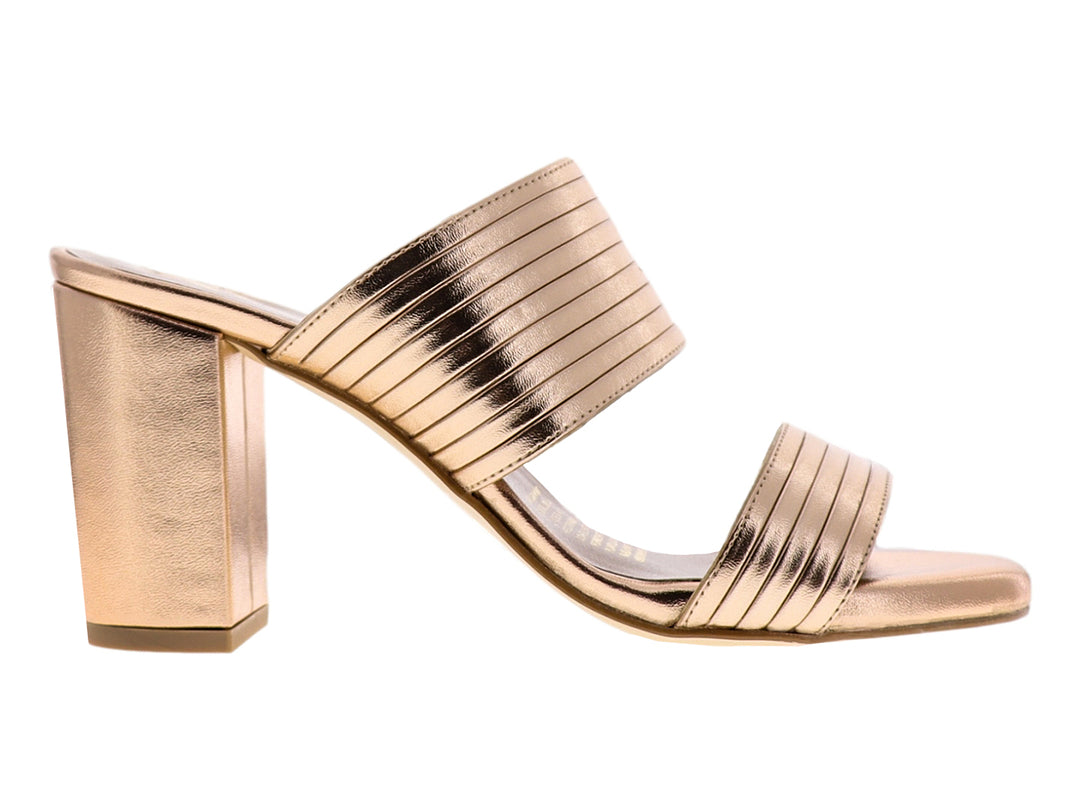 Sandalia de mujer en color oro rosado con tacón cuadrado y tiras anchas brillantes.