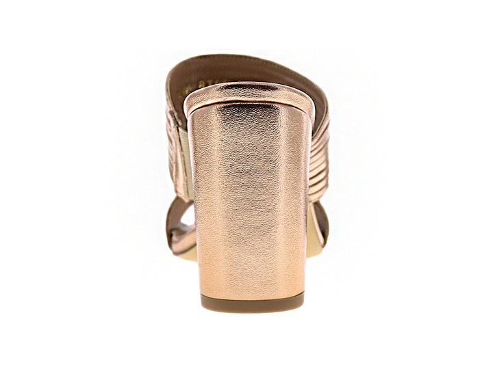 Sandalia de mujer en color oro rosado con tacón cuadrado y tiras anchas brillantes.