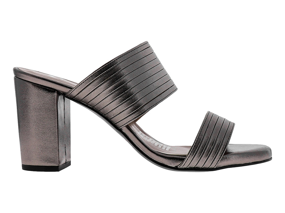 Sandalia de tacón cuadrado color gris metálico con tiras plisadas para mujer.
