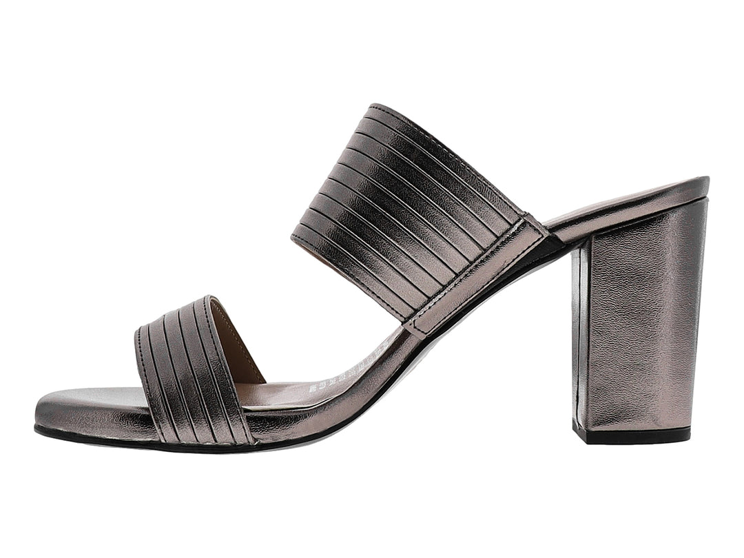 Sandalia de tacón cuadrado color gris metálico con tiras plisadas para mujer.