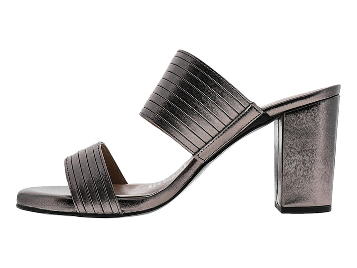 Sandalia de tacón cuadrado color gris metálico con tiras plisadas para mujer.