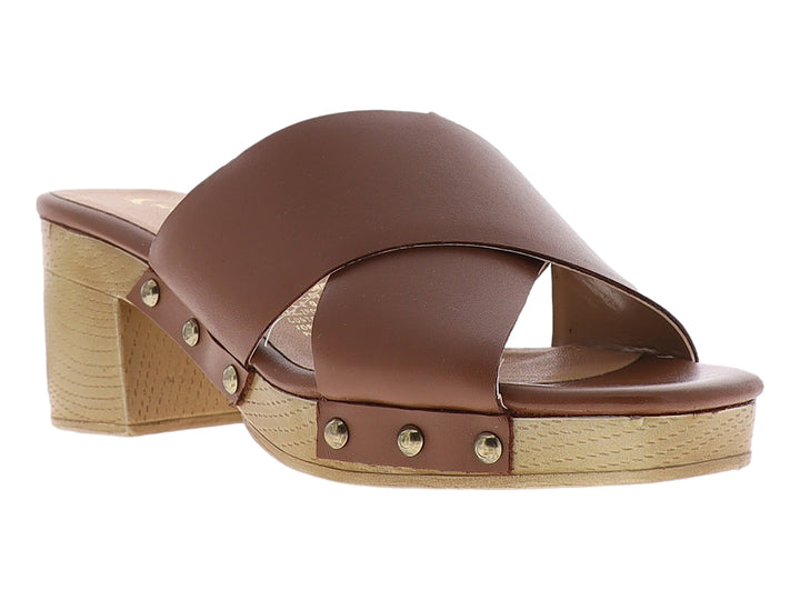 Sandalia Ronay color marrón con plataforma y tacón beige, diseño de tiras cruzadas y detalles de remaches.