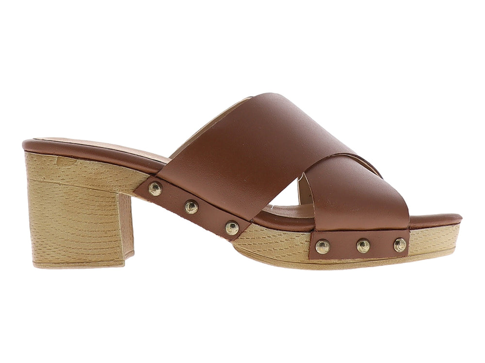 Sandalia Ronay color marrón con plataforma y tacón beige, diseño de tiras cruzadas y detalles de remaches.
